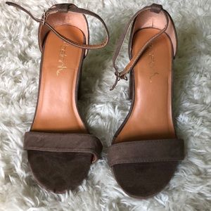 NWOT Faux Suede Betani Jillian 4 Heels